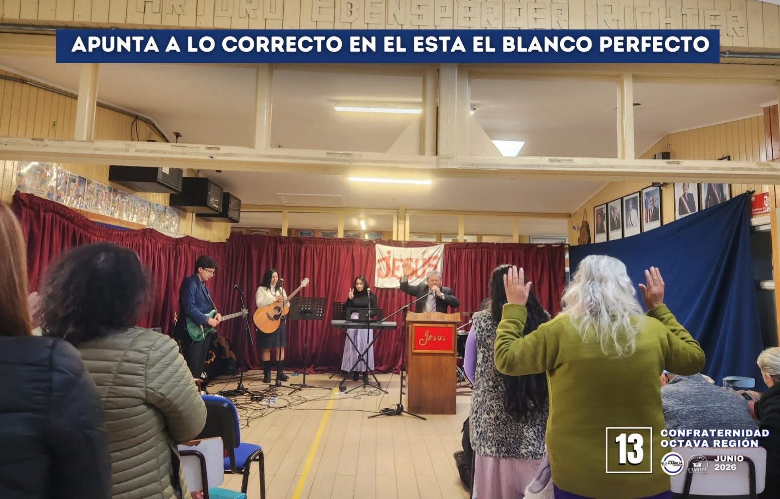 Jóvenes cantando desde el público